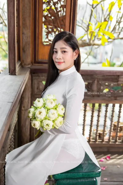 Áo dài trắng ảnh hoa vẻ đẹp Việt Nam [DWDWUA]