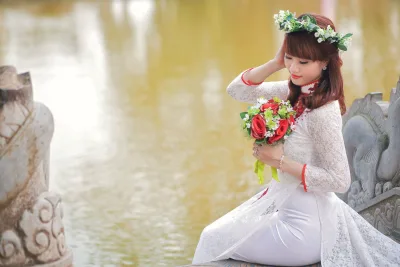 Trang nhã áo dài trắng ngồi dáng điệu đà [3YQ2HU]
