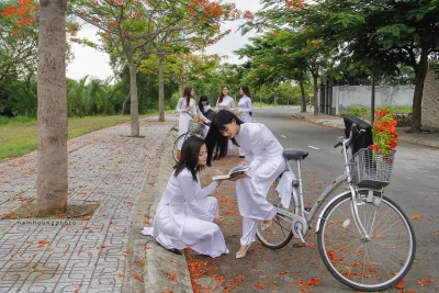 Áo dài trắng truyền thống chị chị em em yêu kiều [AB2JZI]