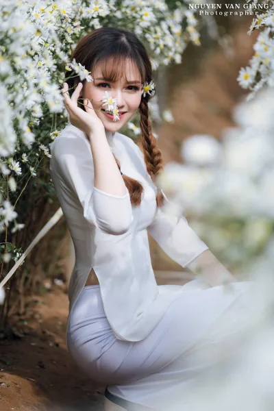 E ấp áo dài trắng hoa [OZZLWY]