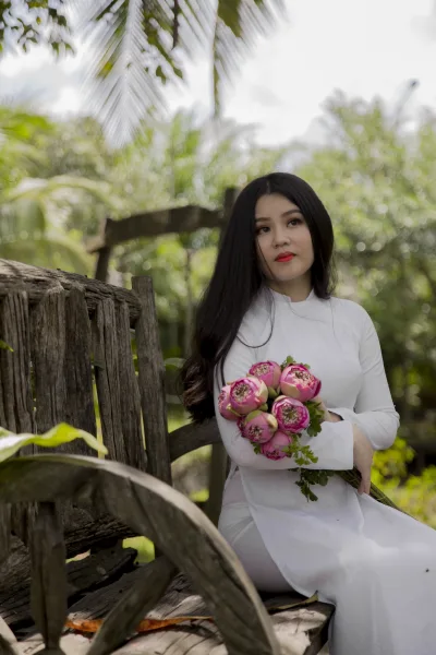 Áo dài trắng mong manh hoa sen [EFTKQE]