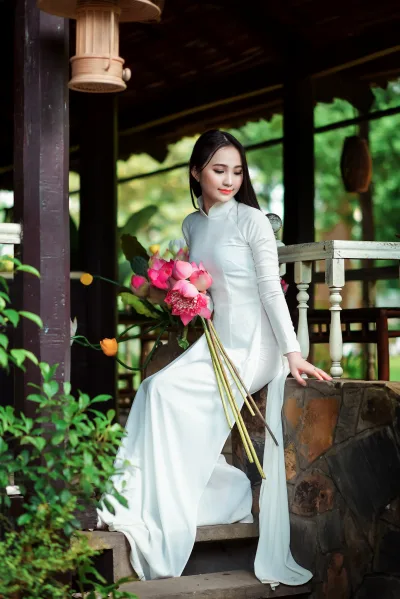 Ảnh nền áo dài trắng cổ điển hoa sen [2NSVOW]