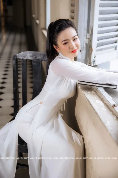 Áo dài trắng rửa mắt với ảnh ngồi dáng điệu đà rạng rỡ [UGRDFP]