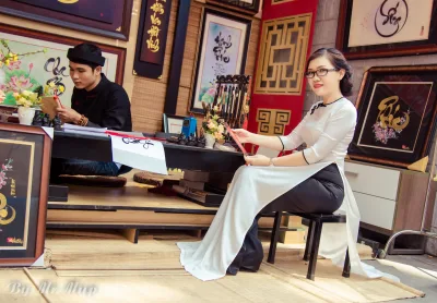 Áo dài trắng cổ điển phố ông đ? [8V3Q4Y]