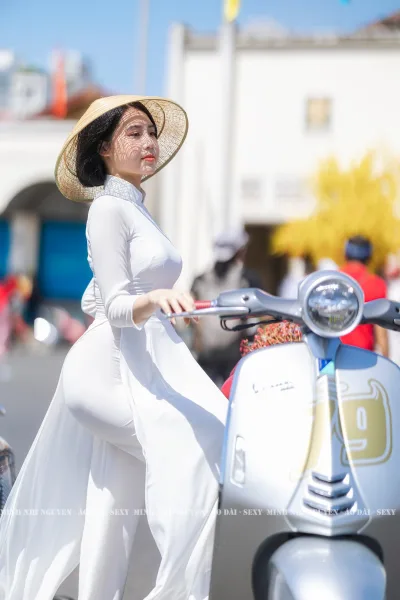 Áo dài trắng duyên dáng nón lá [92LWY3]