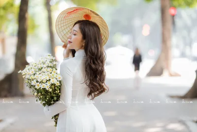 Cách tân áo dài trắng e ấp nón lá [GWJ9QL]