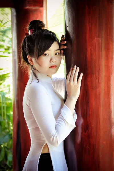 Áo dài trắng gái xinh cổ kính thanh nhã [AZRAV6]