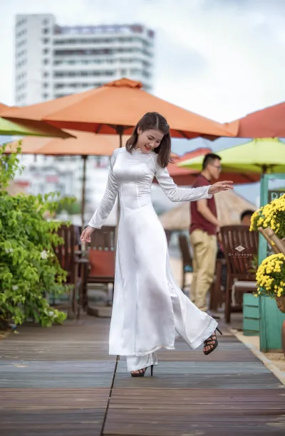 Áo dài trắng thanh lịch đón tết [NH5CJX]