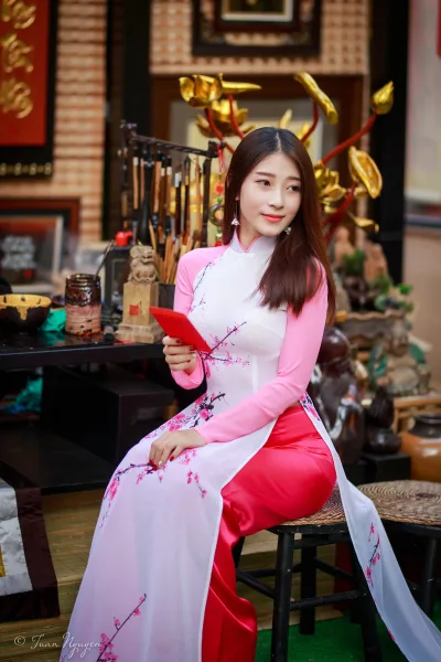 Áo dài hồng tinh khôi phố ông đ? [GPLJBD]