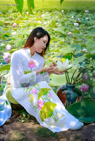 Girl xinh áo dài trắng nữ tính hoa sen [IWVDFF]