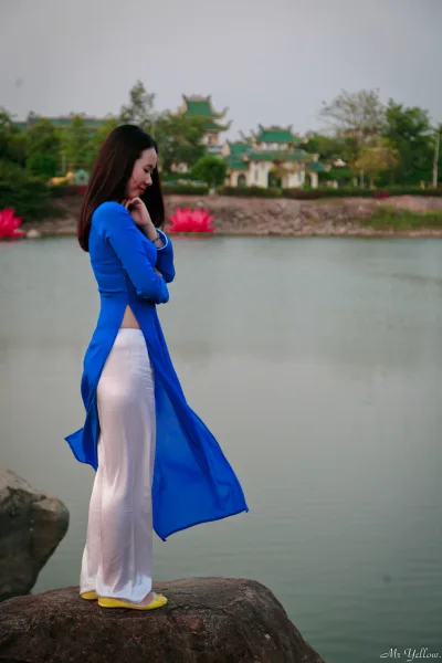 Áo dài xanh ấn tượng bên h? [OTCYPV]