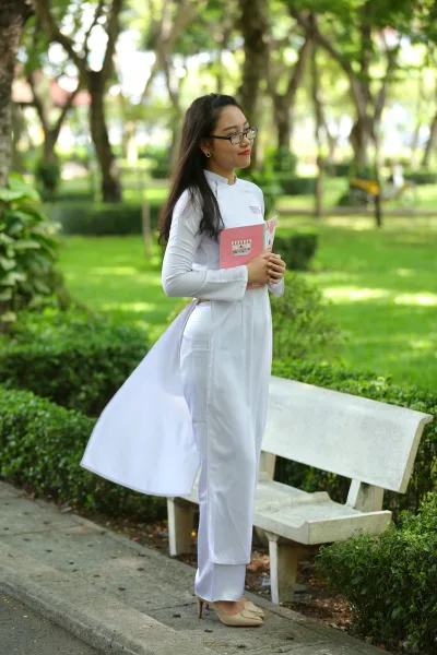 Thanh nhã áo dài trắng mắt kính [KGGCGL]