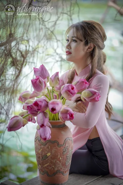 Áo dài trắng hút hồn hoa sen [7BNP5Q]