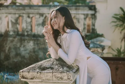 Áo dài trắng hiện đại lễ chùa [ZRUG2G]