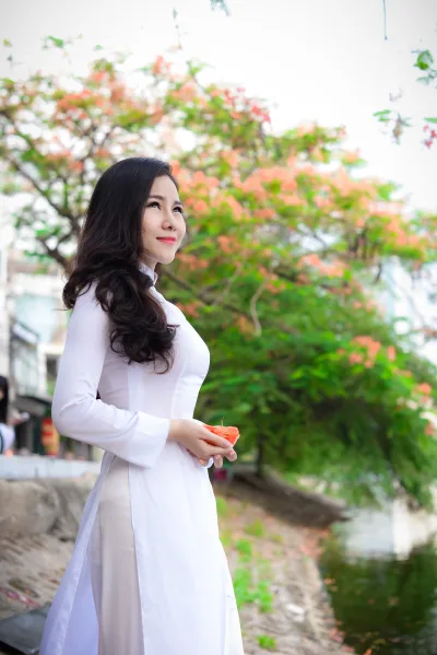 Tinh tế áo dài trắng hoa phượng [9INVJM]