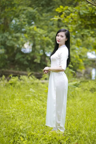 Áo dài trắng duyên dáng đồng cỏ [ET9EJS]
