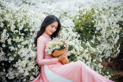 Thiếu nữ áo dài trắng mong manh hoa [NW7WQB]