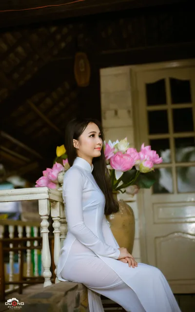 Áo dài trắng hoa sen hút hồn [M1AHFQ]