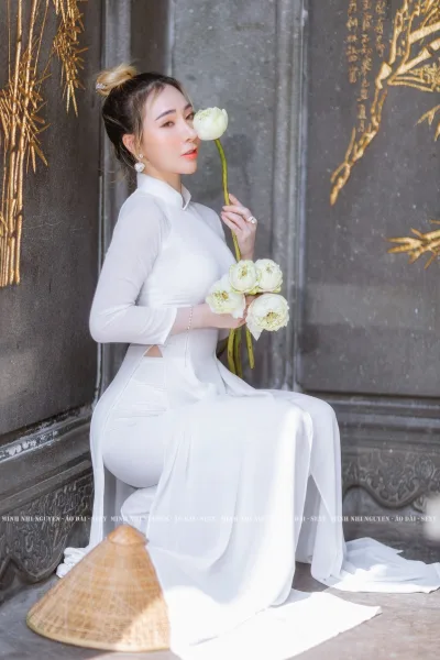 Áo dài trắng ảnh nền hoài cổ [REMCQM]