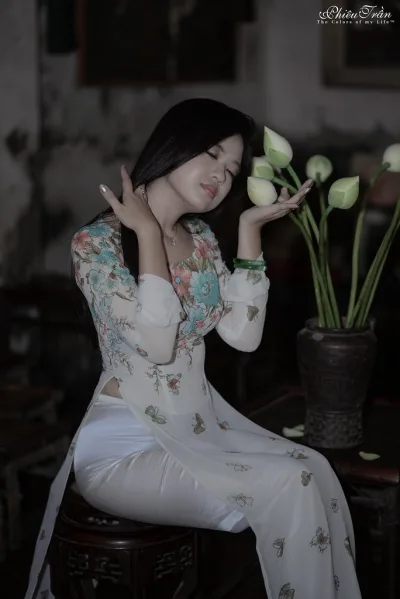 Áo dài trắng cổ kính thanh tao [8LXH2J]