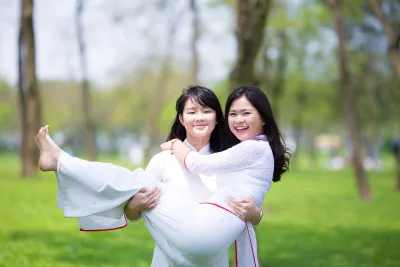 Áo dài trắng duyên thầm bồng bế [F9QHJC]