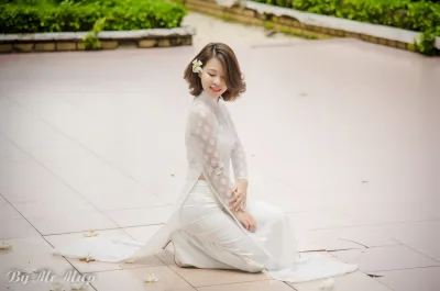 Áo dài trắng ngồi dáng điệu đà nổi bật [C6NROM]