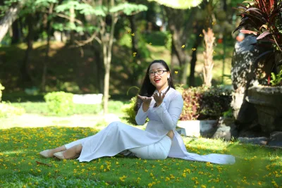 Áo dài trắng người đẹp mắt kính hiện đại [IY94VJ]