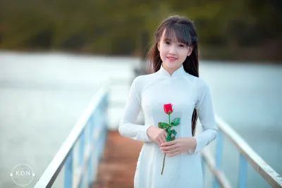 Áo dài trắng mong manh nữ sinh [RB8Z4S]