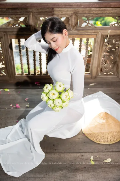 Áo dài trắng hoa trang nhã [7FHAIM]