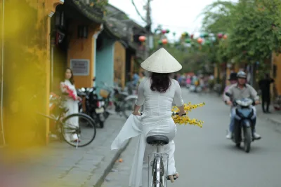 Nền nã áo dài trắng xe đạp [VR42HL]