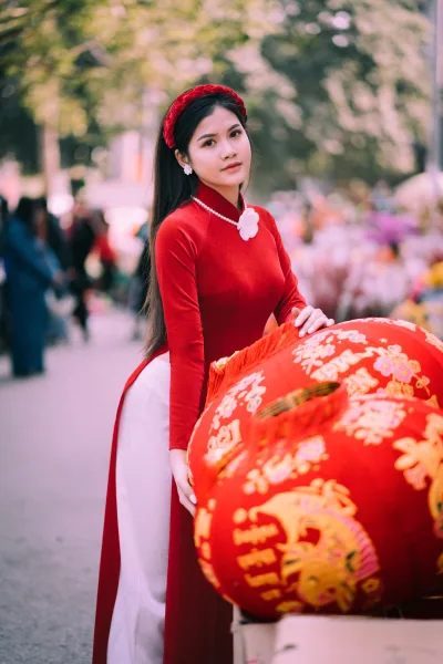 Nét Việt áo dài đỏ đón tết [IRRUIP]