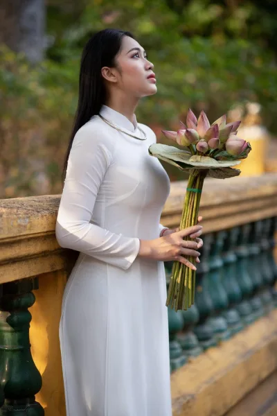 Vẻ đẹp áo dài trắng cuốn hút hoa [QWSVFK]