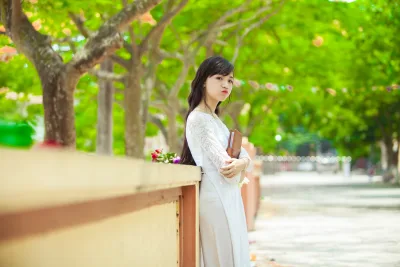 Áo dài trắng sân trường vẻ đẹp Việt Nam [G4UYYO]