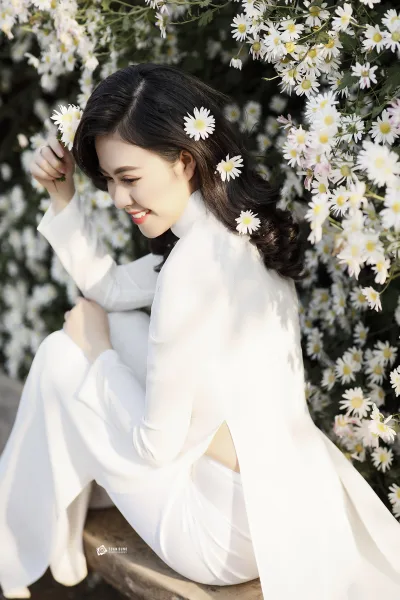 Áo dài trắng ảnh nền hoa kiêu sa [GRVNHU]