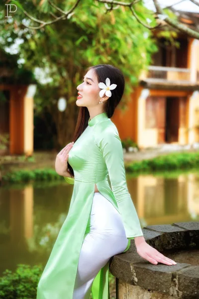 Áo dài trắng tinh khôi trang gala [FIVYAP]