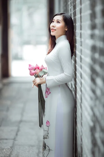 Áo dài trắng hot girl hoa sen hài hòa [GVD620]