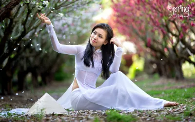 Hot girl áo dài trắng nền nã [33LPYZ]
