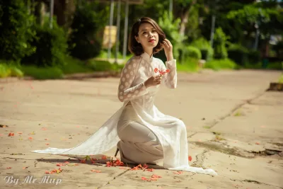 Khoảnh khắc áo dài trắng tinh khôi ngồi dáng điệu đà [NBNTYZ]