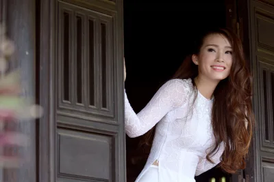 Áo dài trắng hài hòa lễ chùa [0OFL5U]