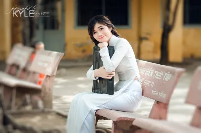 Girl xinh áo dài trắng đằm thắm ghế đá [8OFY1J]