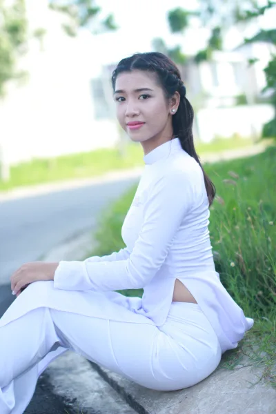 Áo dài trắng ngồi dáng điệu đà thanh thoát [SNR3WI]