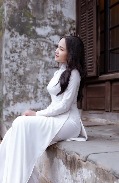 Áo dài trắng nữ nhân sang trọng [9LSGG7]