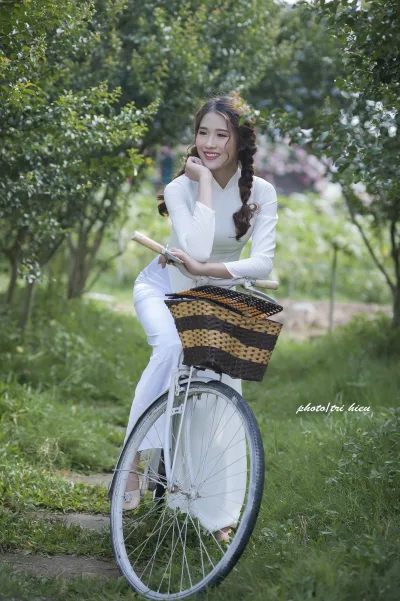 Thanh lịch áo dài trắng xe đạp [OPNVW3]
