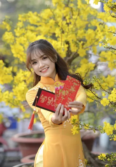 Áo dài vàng hot girl đón tết mong manh [VJEWK0]