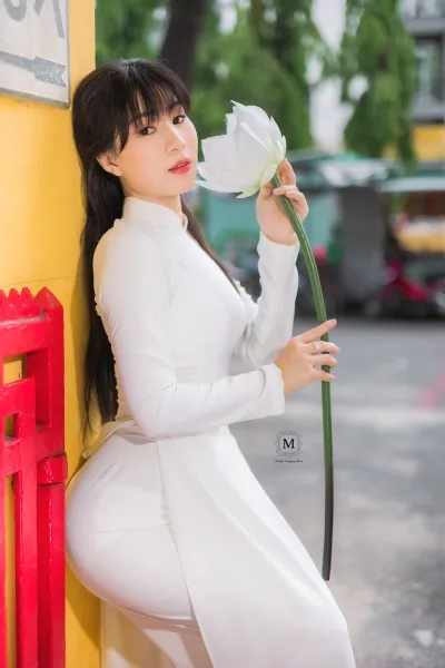 Áo dài trắng duyên dáng hoa [HWDZIB]