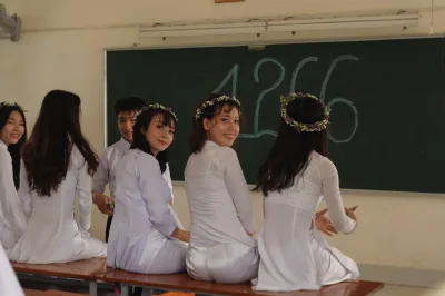 Áo dài trắng nữ tính lớp học [1P9RHN]