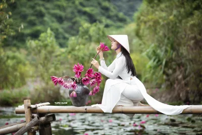 Vẻ đẹp áo dài trắng tinh khôi hoa sen [9CZEYF]