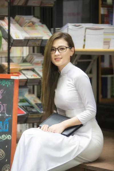 Áo dài trắng tinh tế mắt kính [ANNQAL]