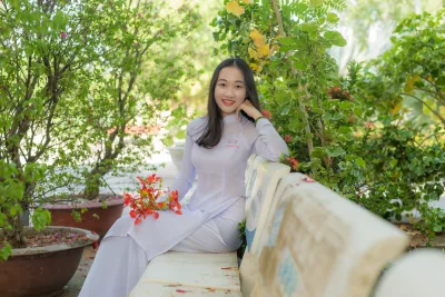 Người đẹp áo dài trắng vẻ đẹp Việt Nam ghế đá [KHATUZ]