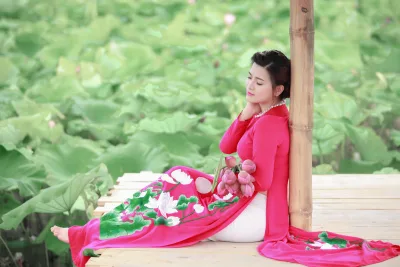 Vẻ đẹp áo dài đỏ thanh xuân hoa sen [RQKKN6]